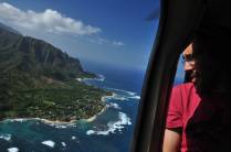 Voando de helicóptero sobre a ilha de Kauai, no Havaí